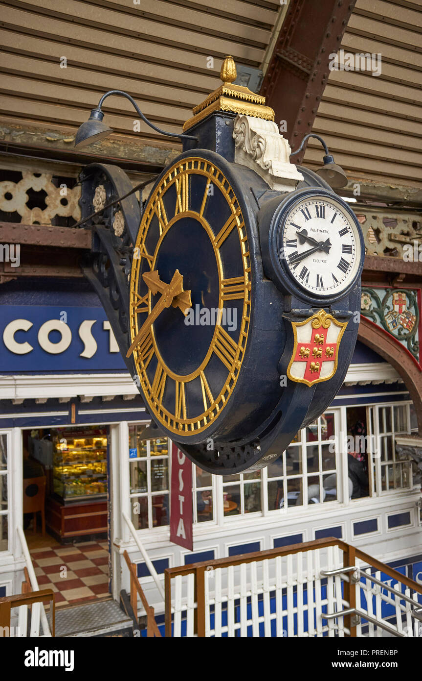 Il meraviglioso orologio presso la storica La Stazione Ferroviaria di York, nell'Inghilterra del Nord, Regno Unito Foto Stock