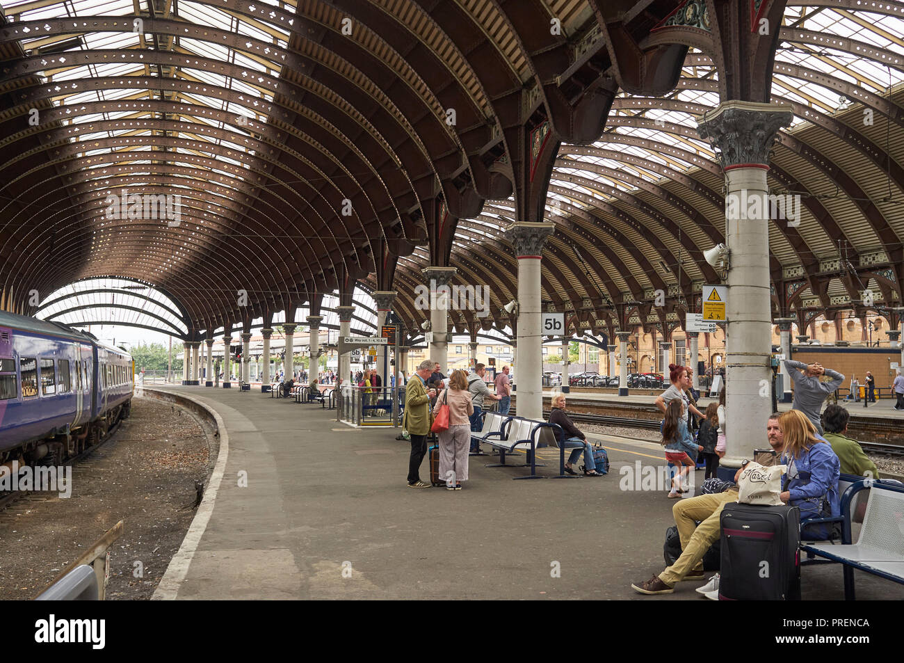 Il maestoso interno della storica York stazione ferroviaria, nell'Inghilterra del Nord, Regno Unito Foto Stock