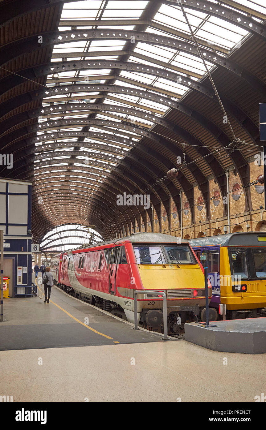 Il maestoso interno della storica York stazione ferroviaria, nell'Inghilterra del Nord, Regno Unito Foto Stock