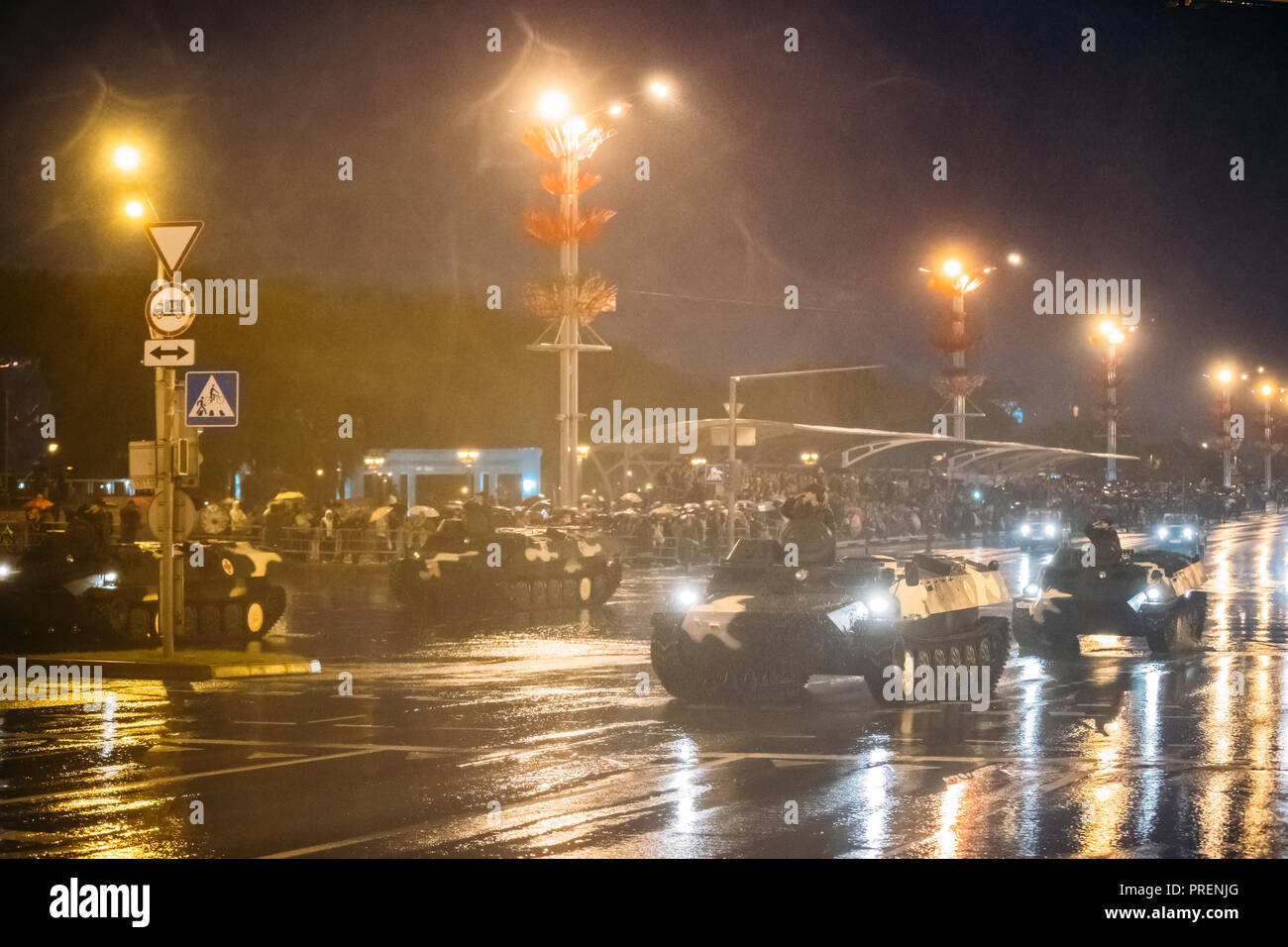 La Bielorussia Minsk. Combattimenti di fanteria veicolo o fanteria combattere il veicolo si muove durante la formazione prima celebrazione della festa nazionale - Giorno di Indipendenza Foto Stock