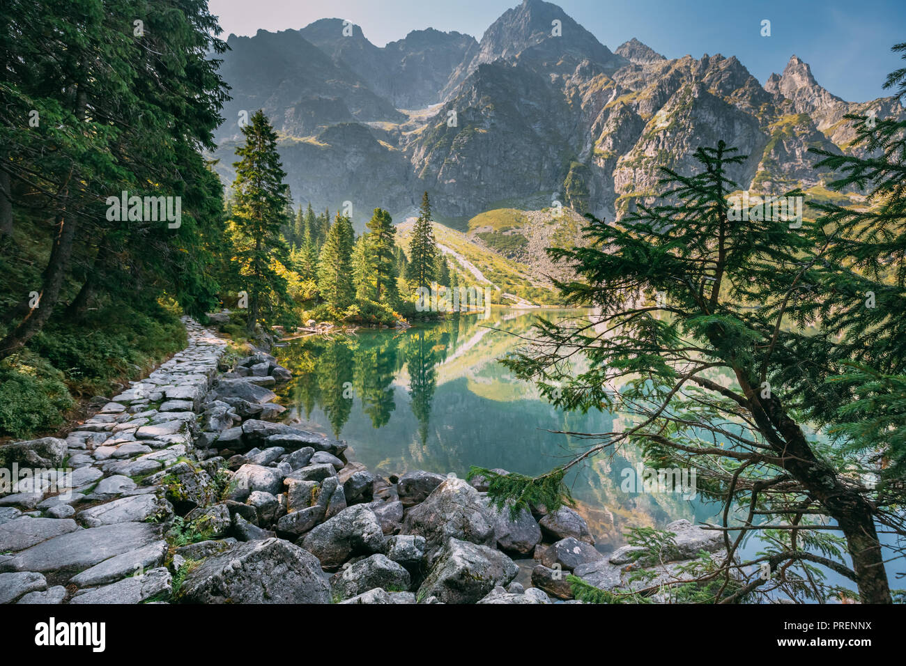 Parco nazionale dei Alti Tatra, Polonia. Sentiero vicino a famose Montagne Lago Morskie Oko nella mattina d'estate. Bella vista panoramica. Il carattere europeo. Dell'UNESCO mondo ne Foto Stock