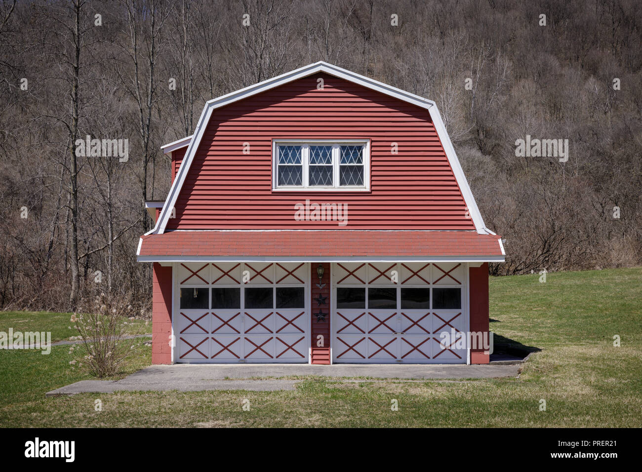 Il garage in un volgare individualista di stile americano, Herkimer County, nello Stato di New York. Foto Stock