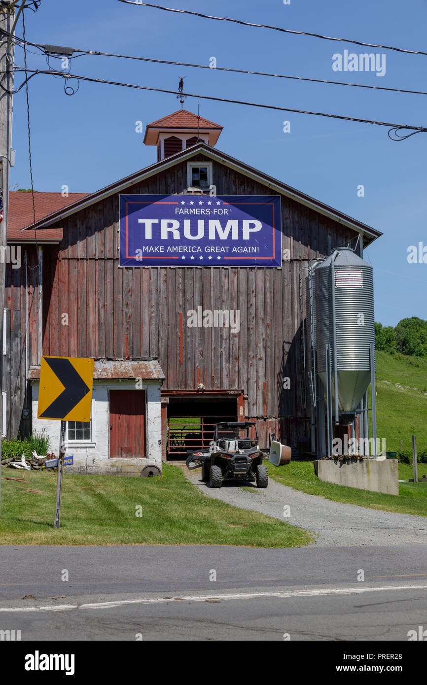 "Gli agricoltori per Trump' segno si blocca su un fienile in Downsville, New York, nelle Catskills Mountains. Foto Stock