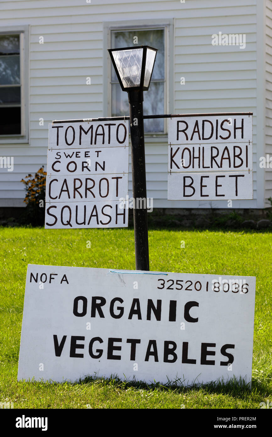 Un segno a una piccola azienda agricola biologica di Minden, nello Stato di New York. Foto Stock