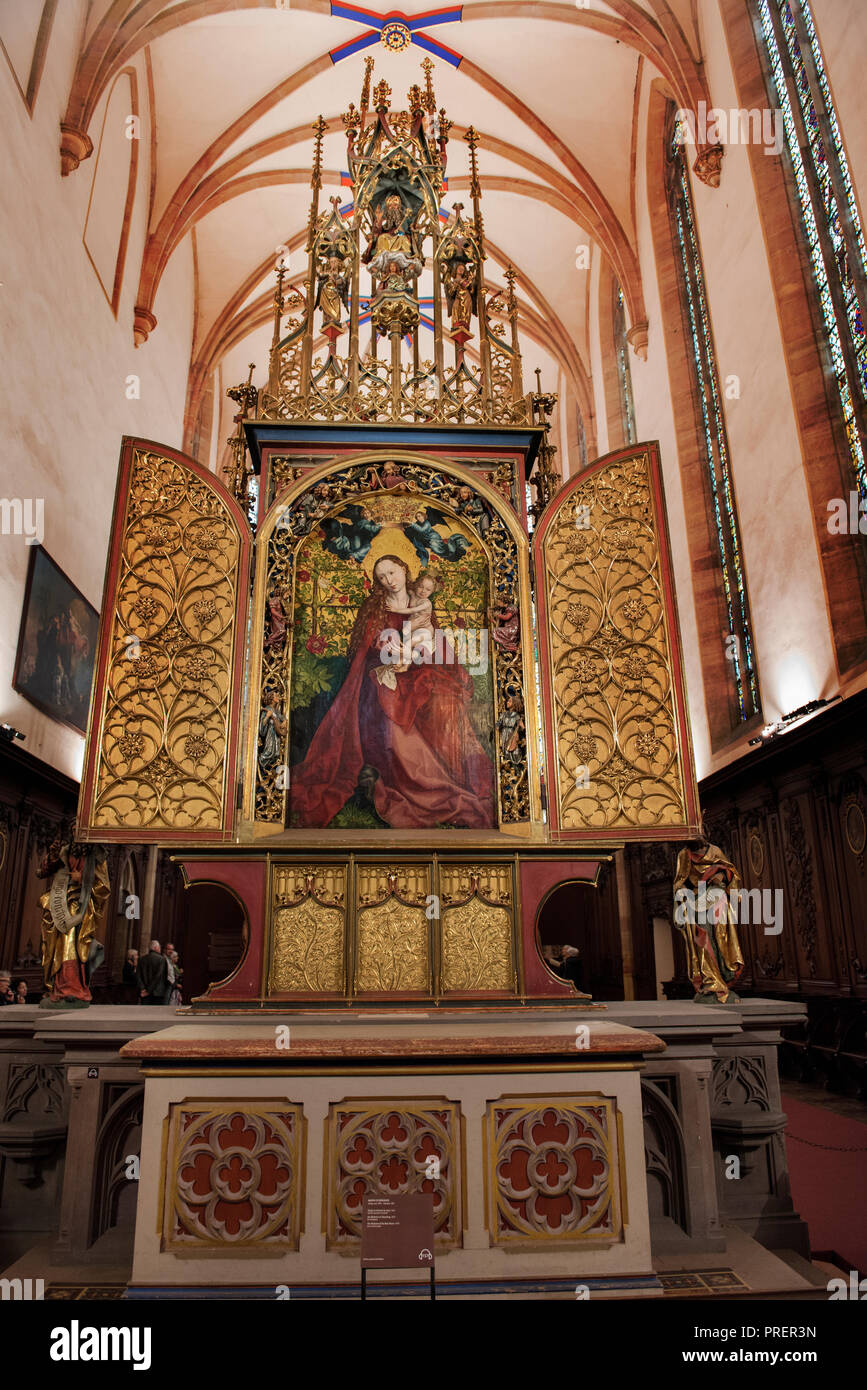 La Madonna e il bambino in un pergolato di rose (1473), St Martin's Church, Colmar. Foto Stock