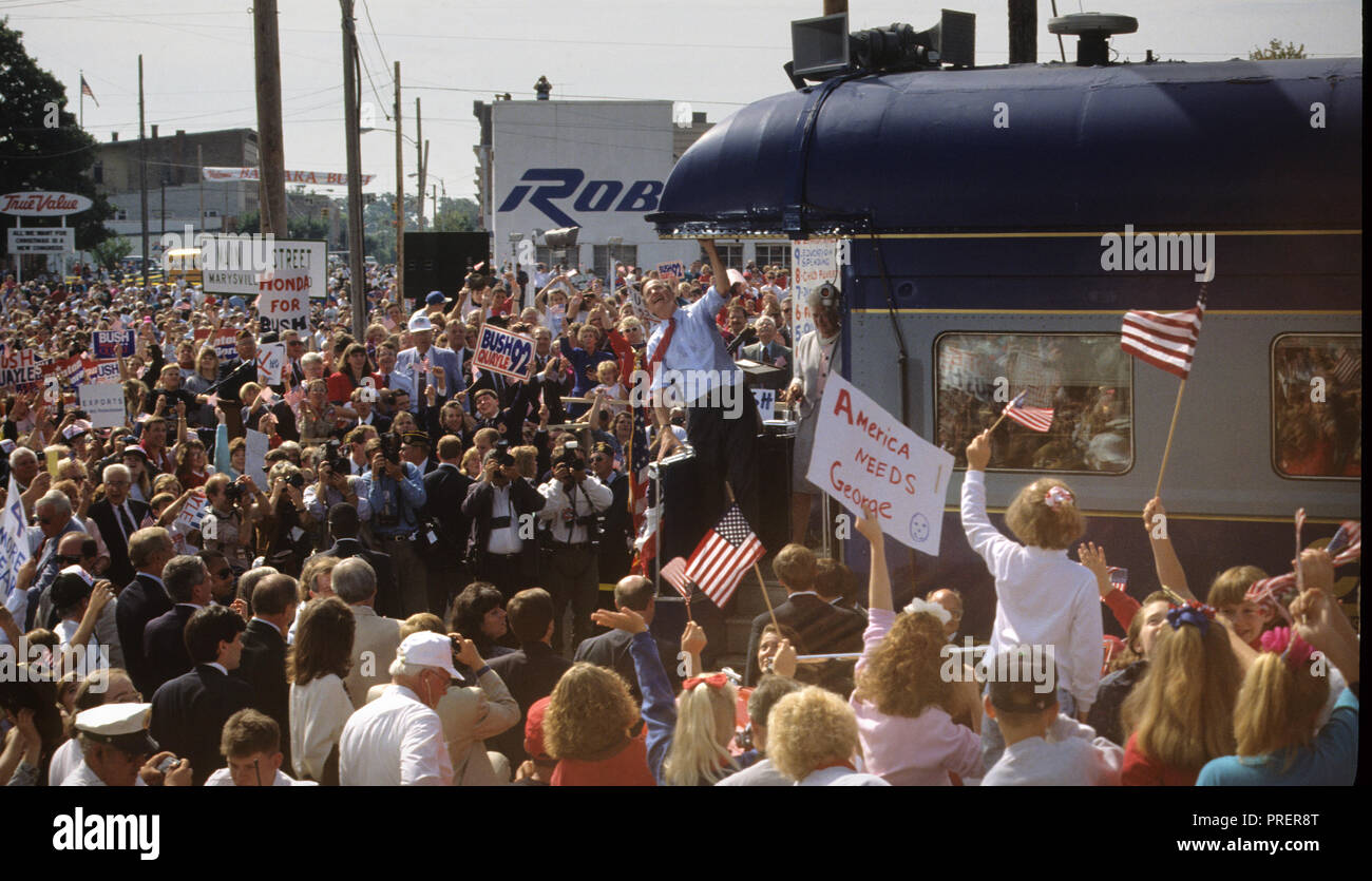 Il Presidente George W Bush campagne su un viaggio in treno in ottobre 1992, fotografia di Dennis Brack bb24 Foto Stock
