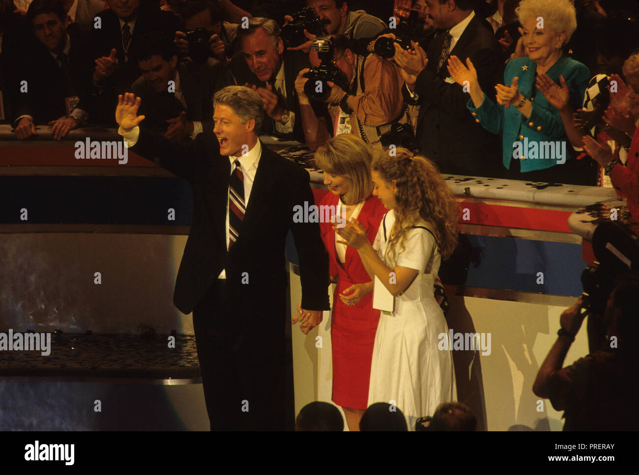 Bill , Hillary Rodham, e Chelsea Clinton a donne del caucus al rally convention democratica nel 1992 fotografia di Dennis Brack bb24 Foto Stock