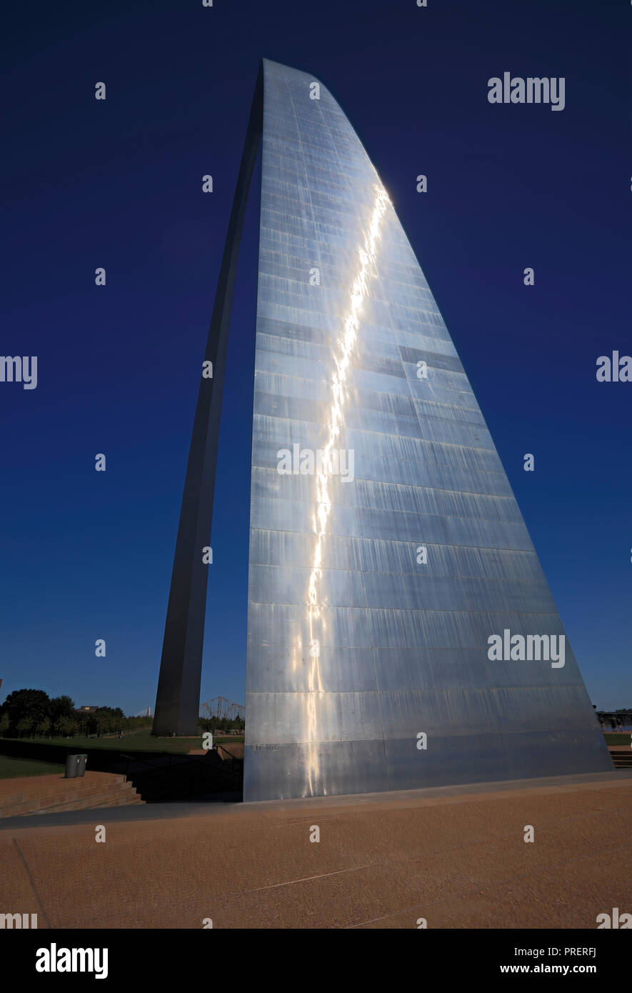 La luce del sole si riflette sulla 630-piede Gateway Arch a St Louis nel Missouri. Foto Stock