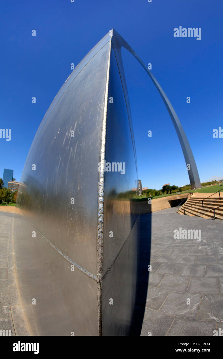 Vista ravvicinata del triangolo angolo base del Gateway Arch a St Louis nel Missouri. Foto Stock