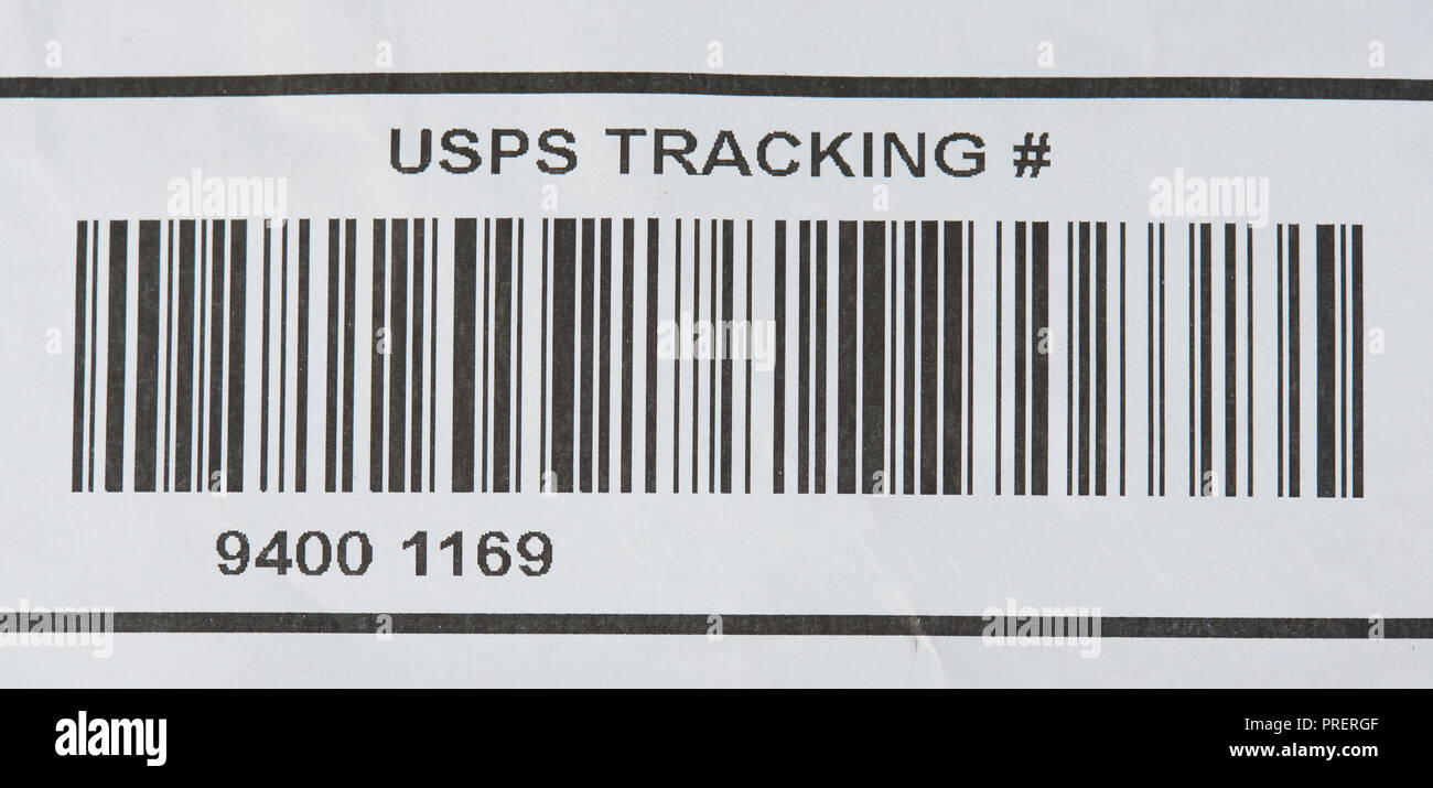 New york, Stati Uniti d'America - 1 ottobre 2018: USPS numero di tracking e il codice a barre stampato su carta Foto Stock