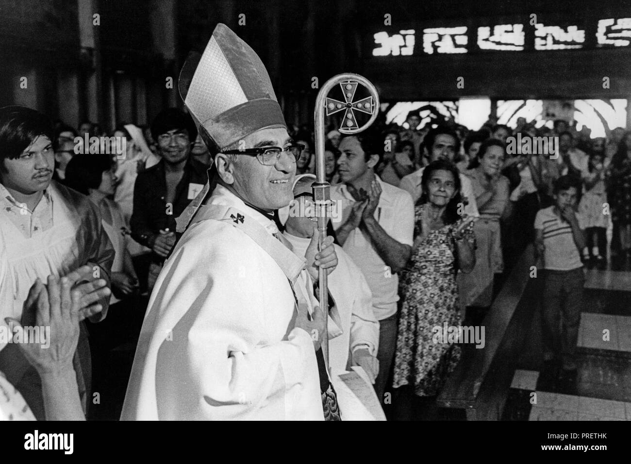 Óscar Arnulfo Romero y Galdámez (15 agosto 1917 - 24 Marzo 1980) era un prelato della Chiesa cattolica in El Salvador, che ha servito come il quarto Arcivescovo di San Salvador. Egli ha parlato fuori contro la povertà, l'ingiustizia sociale, omicidi e torture. In 1980, Romero è stato assassinato mentre offrendo la Messa nella cappella dell'Ospedale della Divina Provvidenza. Anche se nessuno è mai stato condannato per il reato, di indagini da parte delle Nazioni Unite-creato Commissione della Verità per El Salvador ha concluso che di estrema destra politico e la morte leader di squadra Roberto D'Aubuisson aveva dato l'ordine. (POOL) Foto Stock