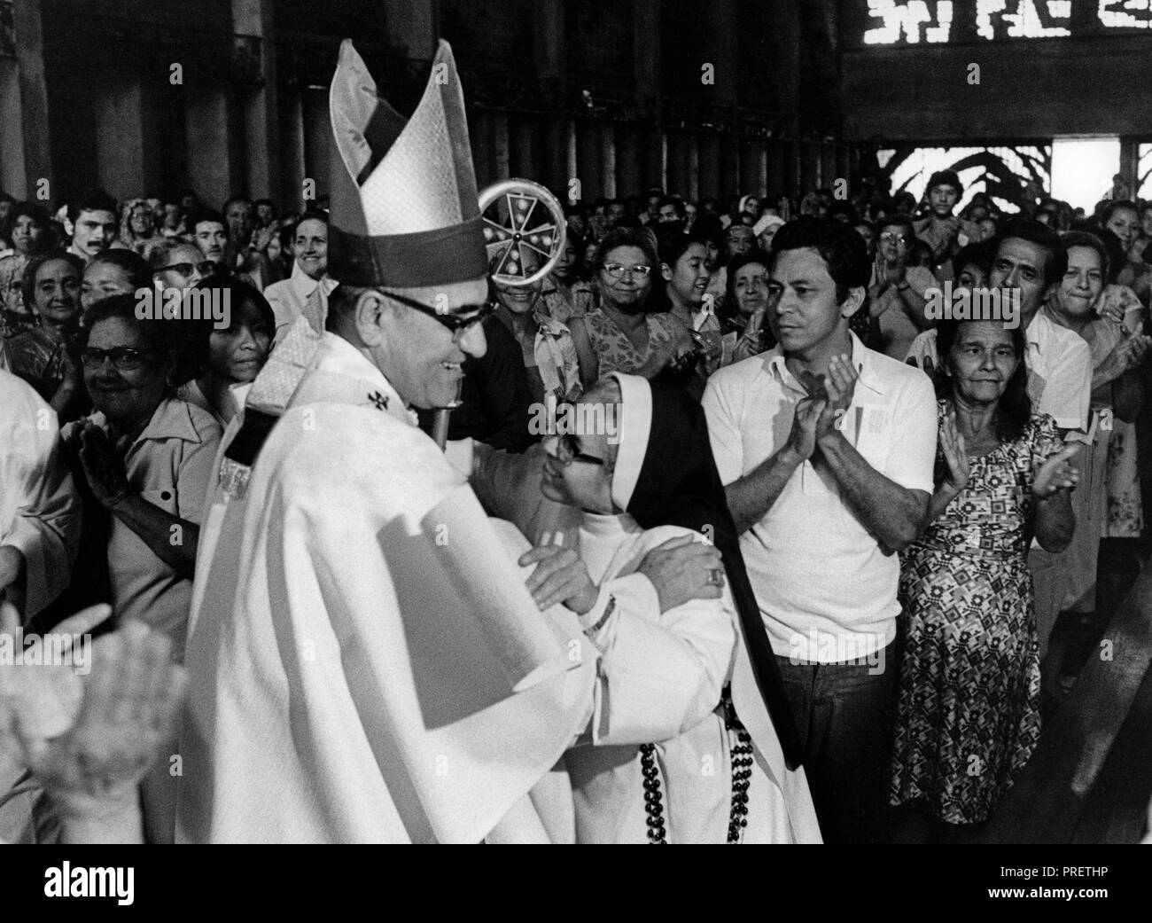 Óscar Arnulfo Romero y Galdámez (15 agosto 1917 - 24 Marzo 1980) celebra la santa messa. Egli era un prelato della Chiesa cattolica in El Salvador, che ha servito come l Arcivescovo di San Salvador. Egli ha parlato fuori contro la povertà, l'ingiustizia sociale, omicidi e torture. In 1980, Romero è stato assassinato mentre offrendo la Messa nella cappella dell'Ospedale della Divina Provvidenza. Anche se nessuno è mai stato condannato per il reato, di indagini da parte delle Nazioni Unite-creato Commissione della Verità per El Salvador ha concluso che di estrema destra politico e la morte leader di squadra Roberto D'Aubuisson aveva dato l'ordine. (POOL) Foto Stock