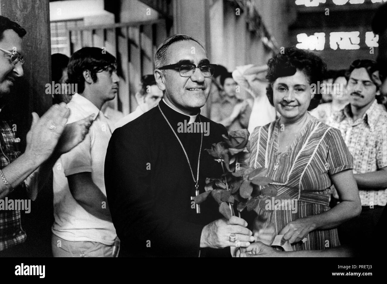 Óscar Arnulfo Romero y Galdámez (15 agosto 1917 - 24 Marzo 1980) celebra la santa messa. Egli era un prelato della Chiesa cattolica in El Salvador, che ha servito come l Arcivescovo di San Salvador. Egli ha parlato fuori contro la povertà, l'ingiustizia sociale, omicidi e torture. In 1980, Romero è stato assassinato mentre offrendo la Messa nella cappella dell'Ospedale della Divina Provvidenza. Anche se nessuno è mai stato condannato per il reato, di indagini da parte delle Nazioni Unite-creato Commissione della Verità per El Salvador ha concluso che di estrema destra politico e la morte leader di squadra Roberto D'Aubuisson aveva dato l'ordine. (POOL) Foto Stock