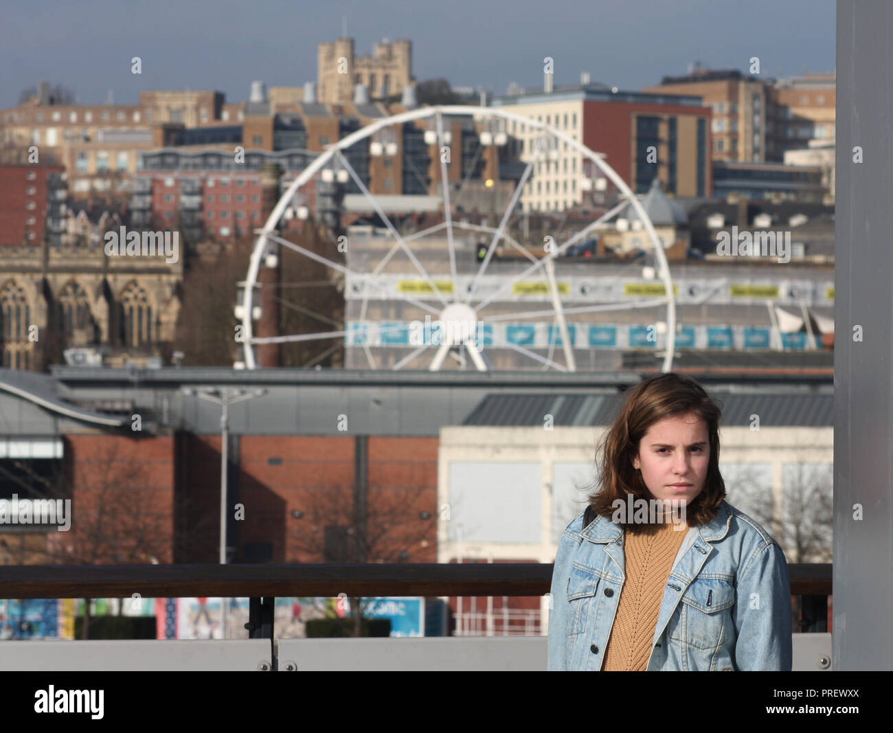 Ragazza adolescente sul tetto in Bristol Foto Stock