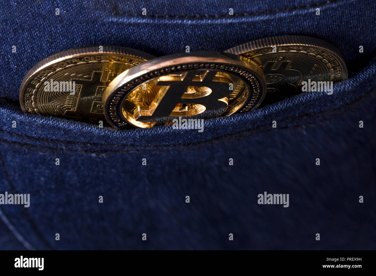 Bitcoins oro nella tasca posteriore dei jeans, l'immagine di sfondo foto da sopra Foto Stock