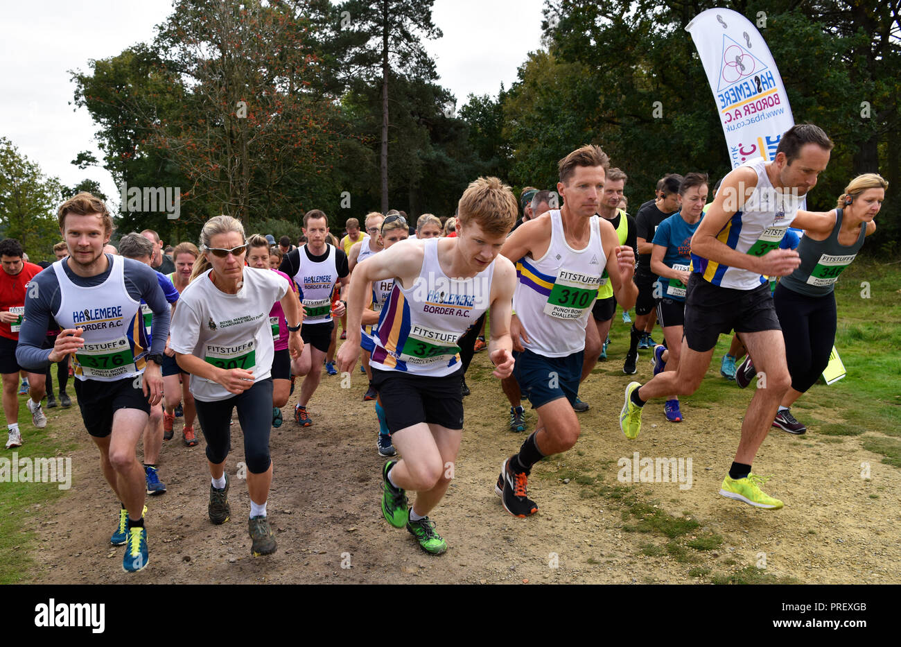 I concorrenti di prendere parte ad un 10KM cross country gara di corsa, Hindhead, Surrey. Domenica 30 settembre 2018. Foto Stock