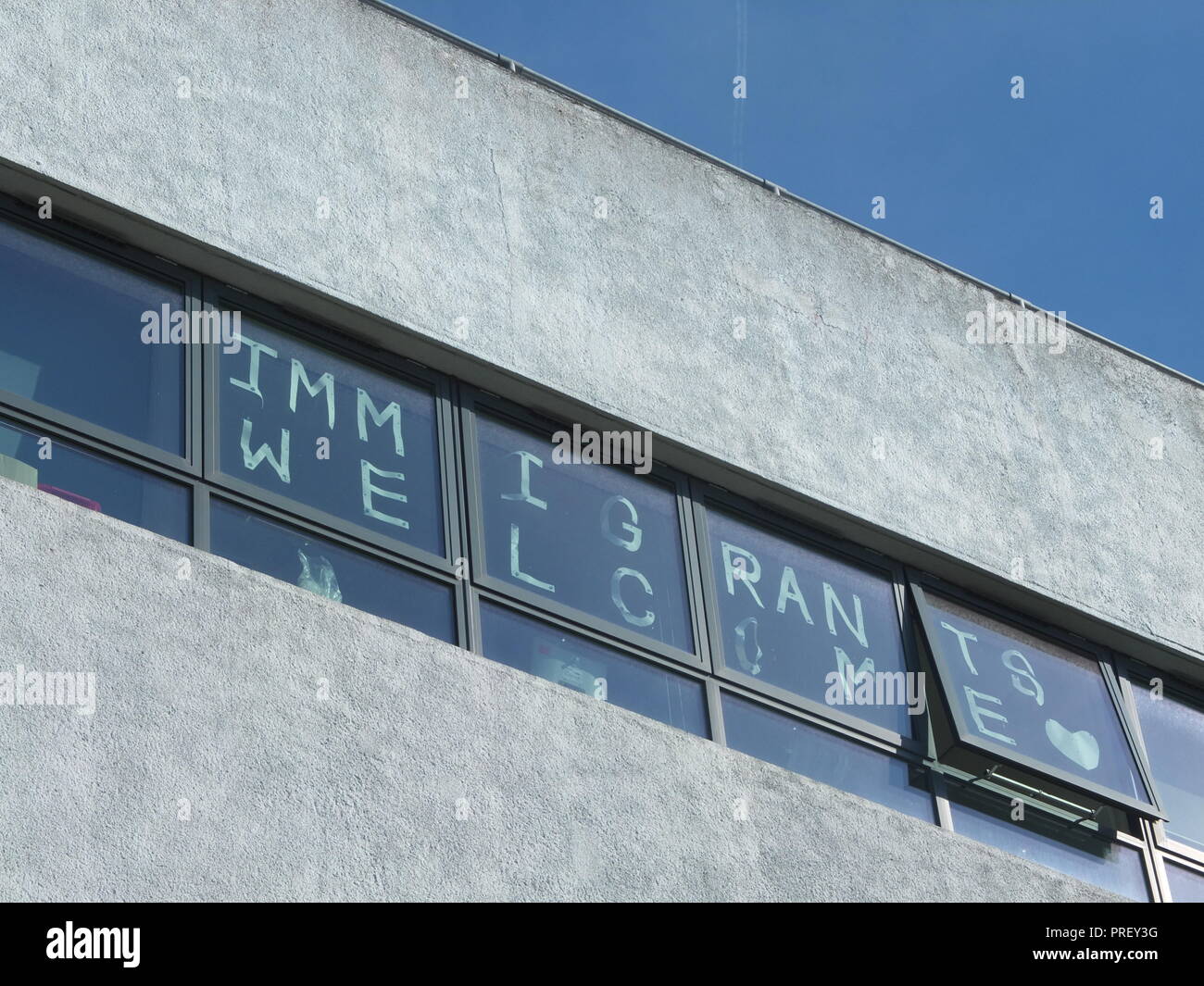 Tagliare la carta lettere sulle finestre del Hicks Edificio, Università di Sheffield la lettura di "Immigrati Benvenuti' pro immigrazione messaggio REGNO UNITO Foto Stock