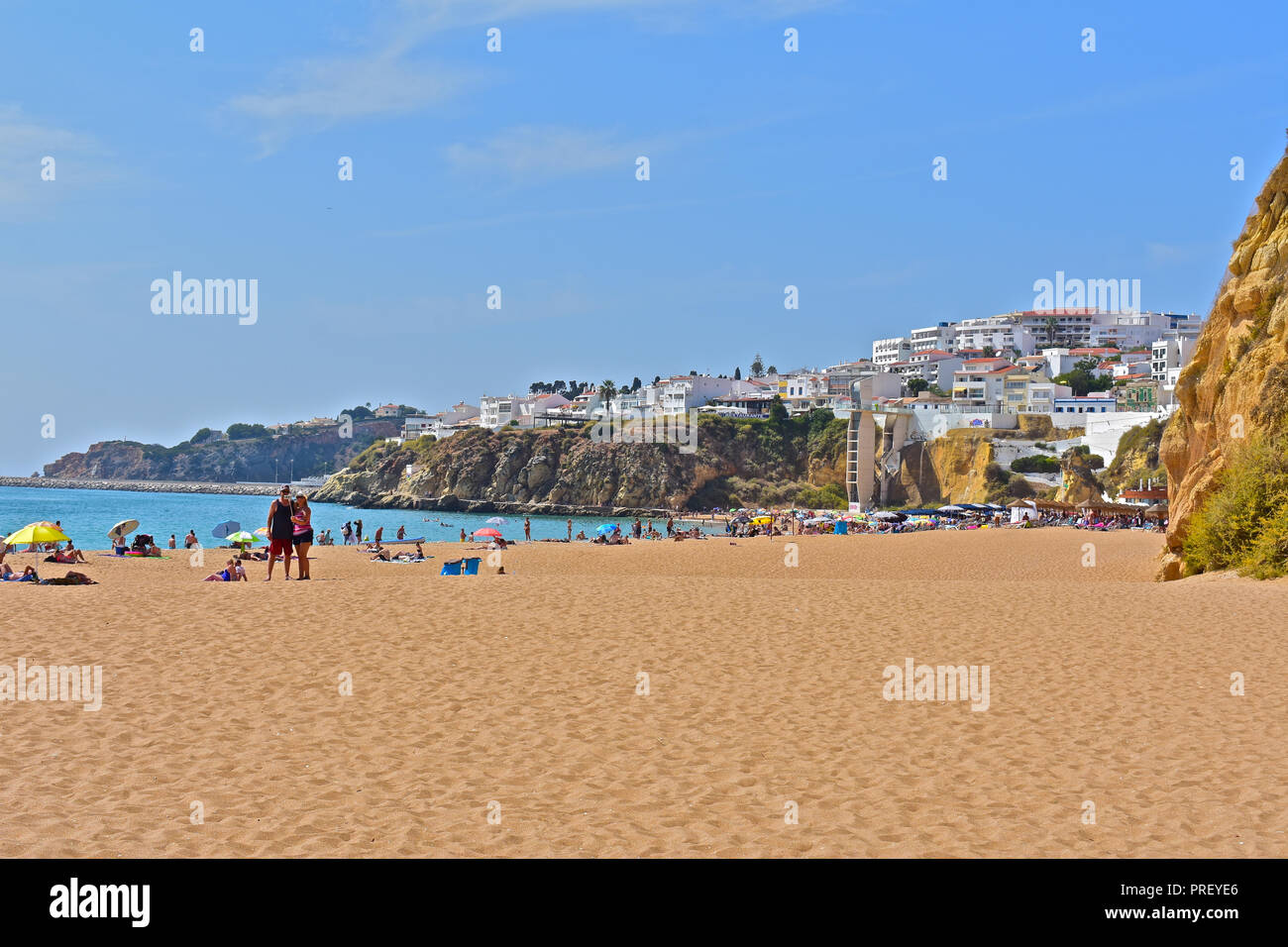 Praia do Peneco è la principale spiaggia di sabbia dorata adiacente alla città vecchia di Albufeira nella regione dell'Algarve Portogallo Foto Stock