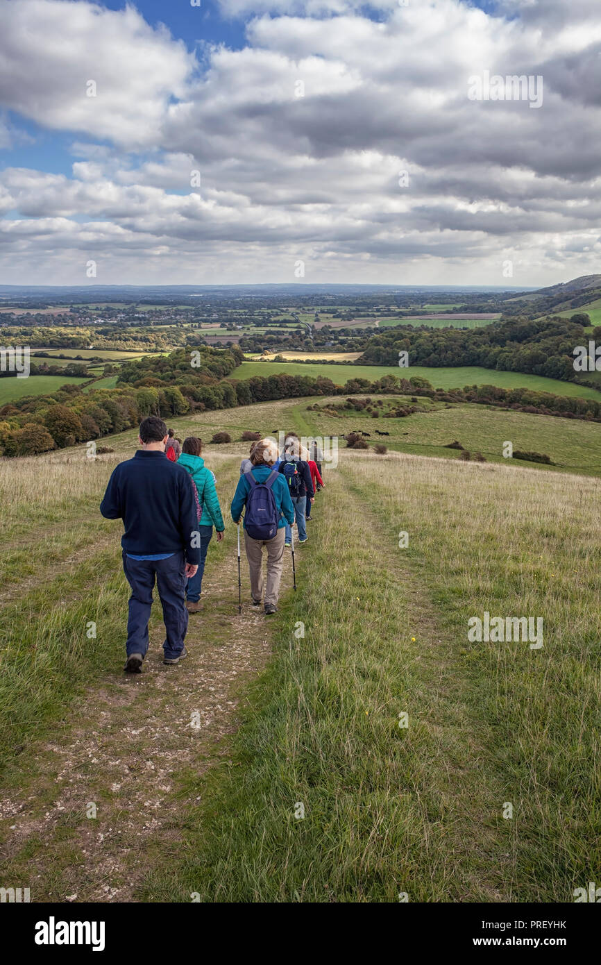 Ramblers sulla collina Wolstonbury, South Downs Foto Stock