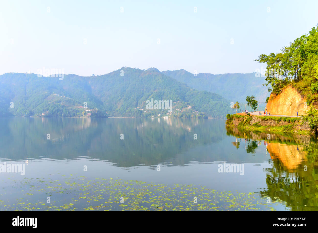 Fotografia di autunno colorato lago, montagna, cielo chiaro con reflexation in acqua. Ampio angolo di paesaggio del lago di Pokhara a Kathmandu in Nepal. Foto Stock