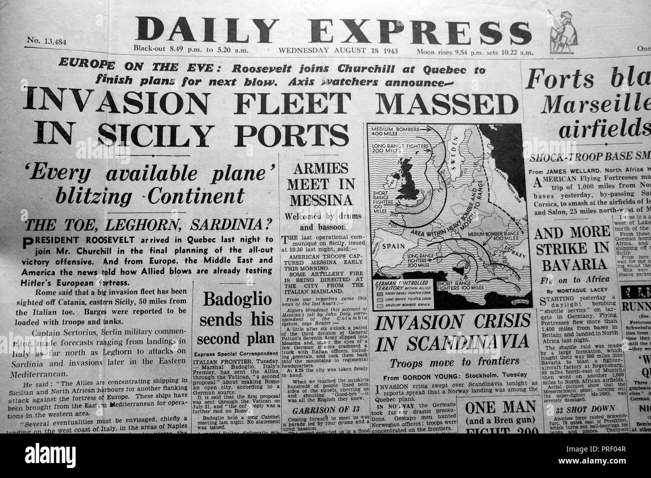 Vintage Newspaper front page headline 'Invasion Fleet massed in Sicily Ports' Italy on August 18 1943 archivio storico dei titoli Londra UK Inghilterra Foto Stock