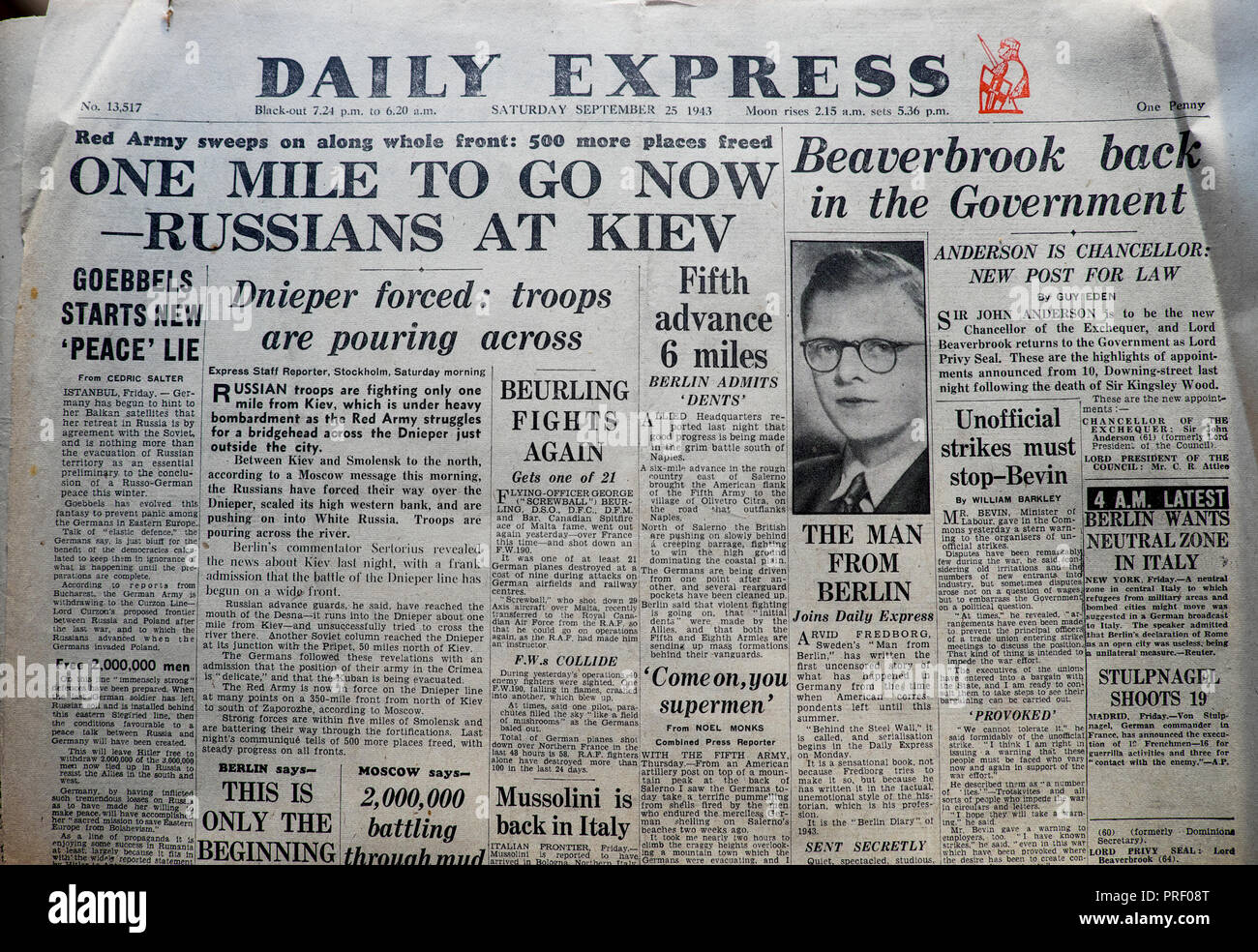 'One Mile To Go Now - Russian at Kiev' prima pagina titolo seconda Guerra Mondiale WWII vintage Daily Express giornale Londra Inghilterra UK Settembre 25 1943 Foto Stock