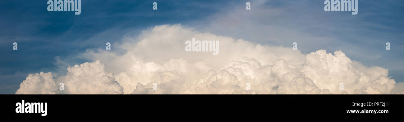 Alta risoluzione panorama di cielo nuvoloso Foto Stock
