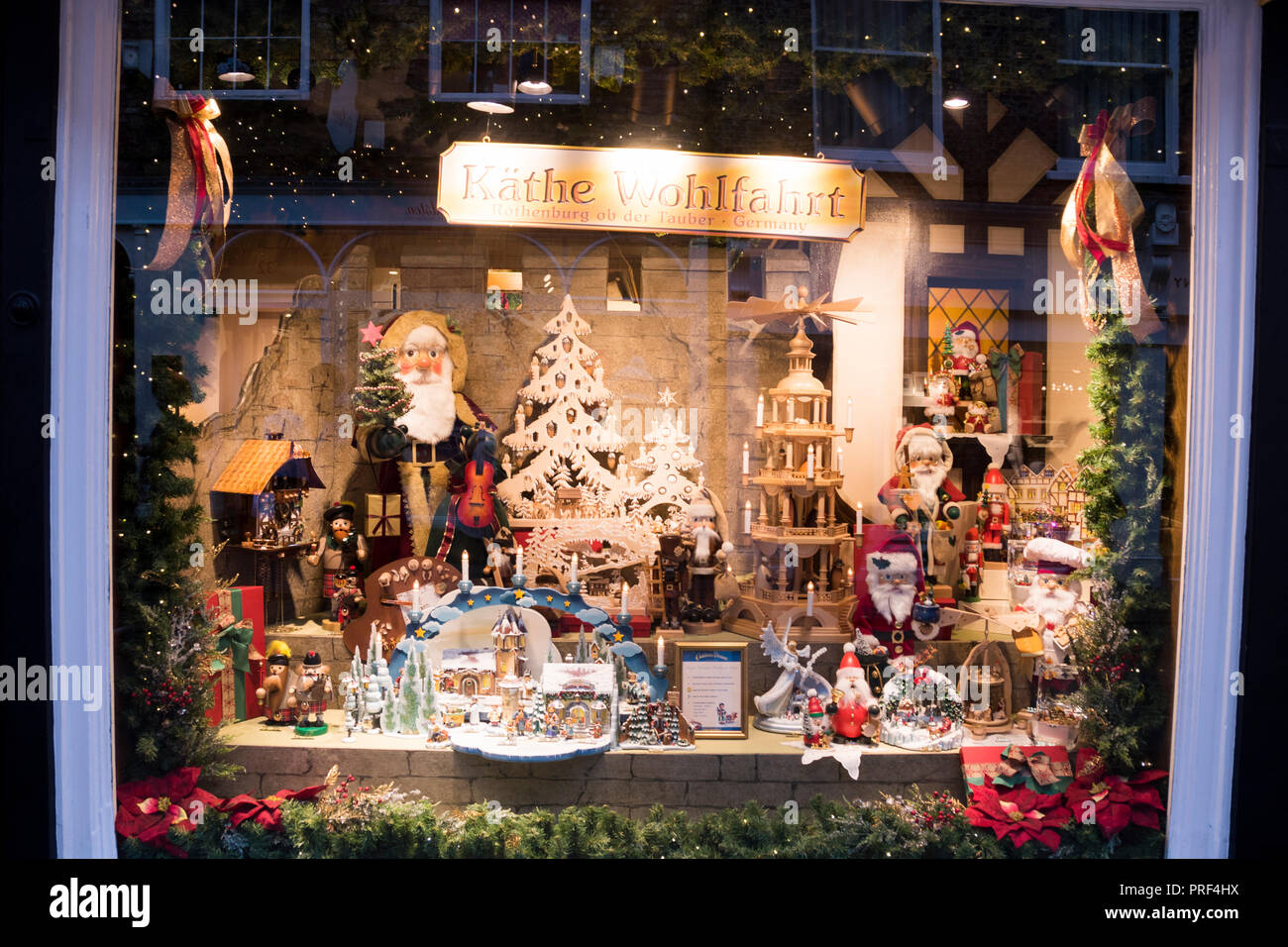 York, Regno Unito - 12 DIC 2016: Kate G. Wohlfart anno Natale shop store window display su 12 Dic a Stonegate, York Foto Stock