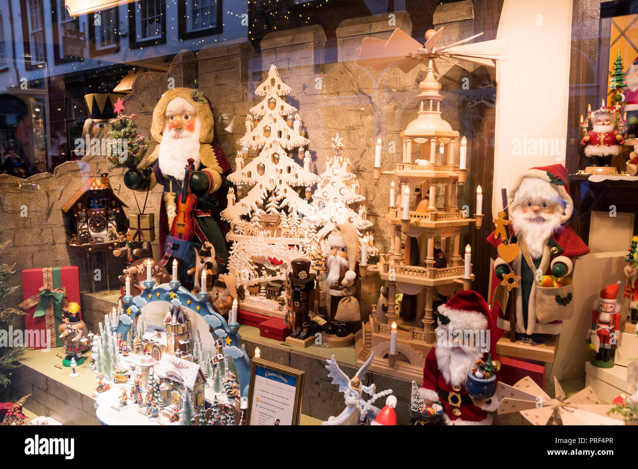 York, Regno Unito - 12 DIC 2016: Kate G. Wohlfart anno Natale shop store window display su 12 Dic a Stonegate, York Foto Stock