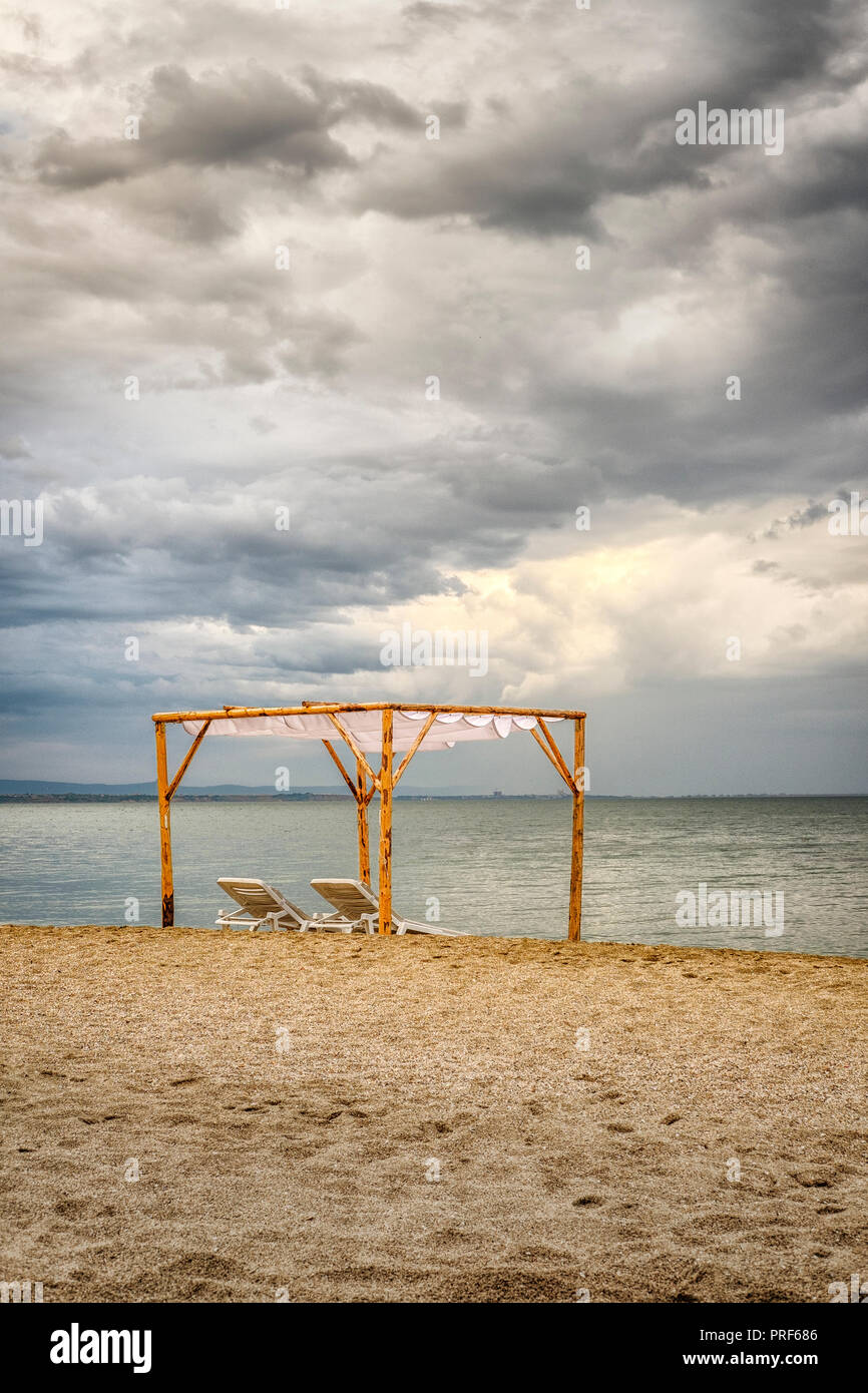 Bourgas ,BulgariaBeach tenda e chez Lounge-vuoto spiaggia,dopo stagione Foto Stock