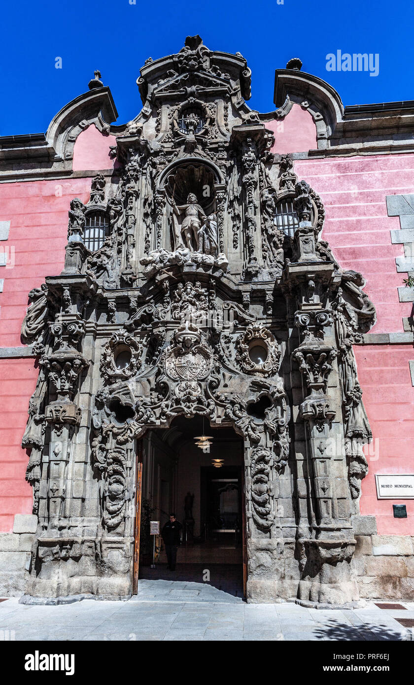 Grande entrata presso il Museo de Historia de Madrid, Calle de Fuencarral, del centro cittadino di Madrid, Spagna. Foto Stock