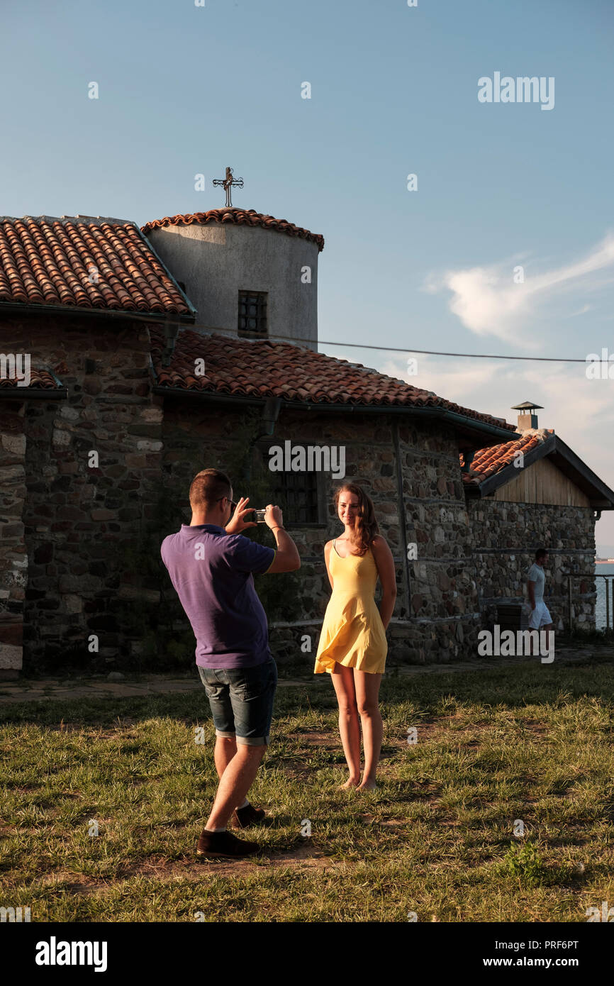 Turistica prendendo le foto sull'isola di Santa Anastasia,vicino a Burgas, Bulgaria Foto Stock
