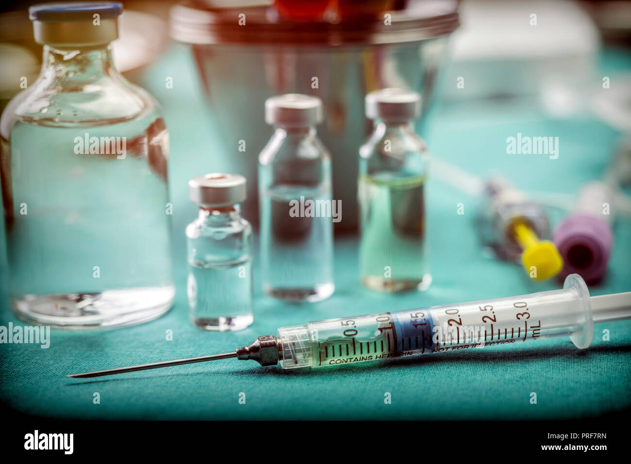 Medicina in fiale pronte per iniezione di vaccino, immagine concettuale Foto Stock