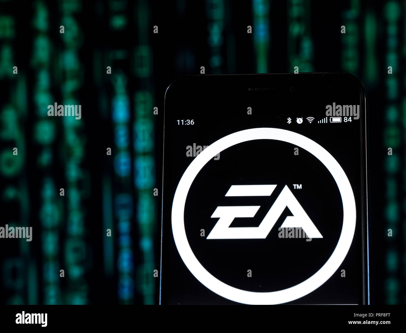 Electronic Arts Inc. logo che si vede visualizzato sul telefono intelligente. Electronic Arts Inc. è un americano di video gioco di società, la società è stata un pioniere dei primi home giochi per computer e industria è stata notevole per promuovere il designer e programmatori responsabili per i suoi giochi. Foto Stock