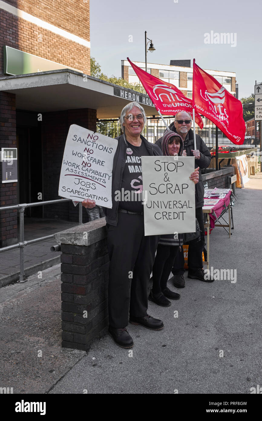 Tre manifestanti circa locale i problemi occupazionali a loro veglia settimanale al di fuori del jobcentre in Stockport Foto Stock