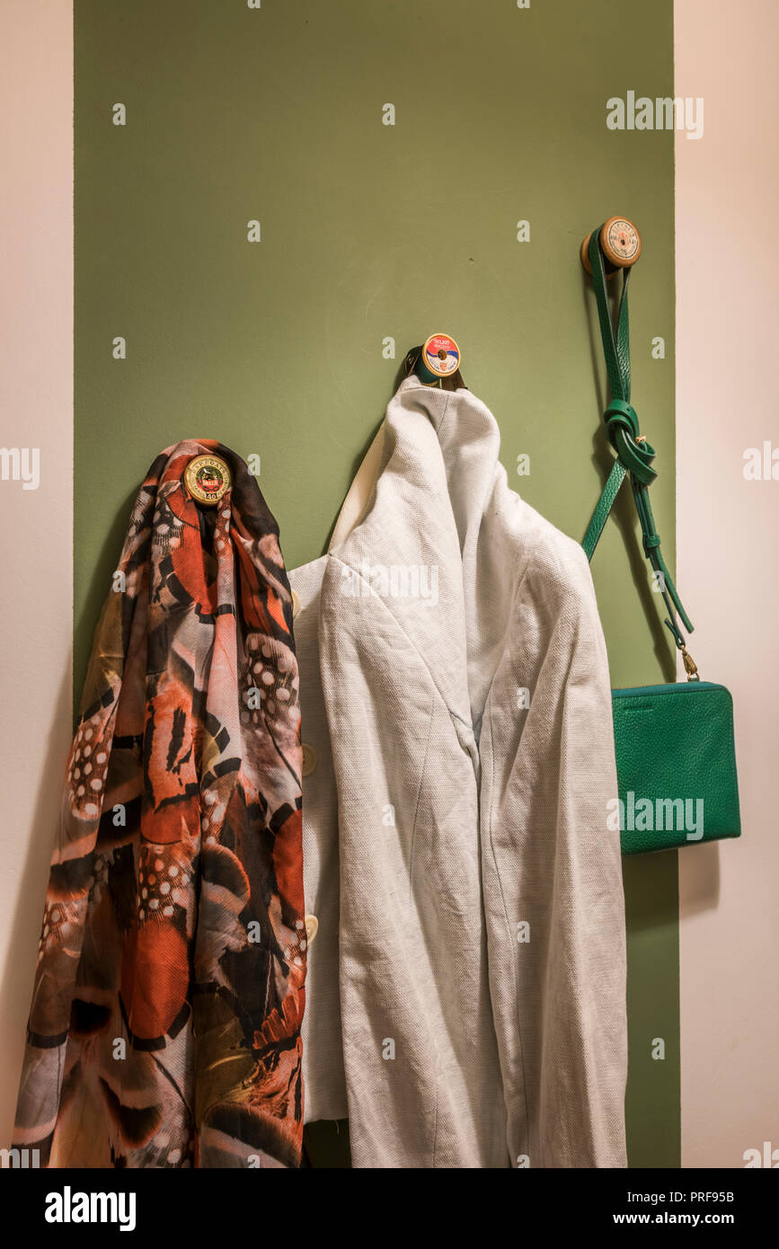 Sciarpa e giacca appendere con borsetta, Londra Foto Stock