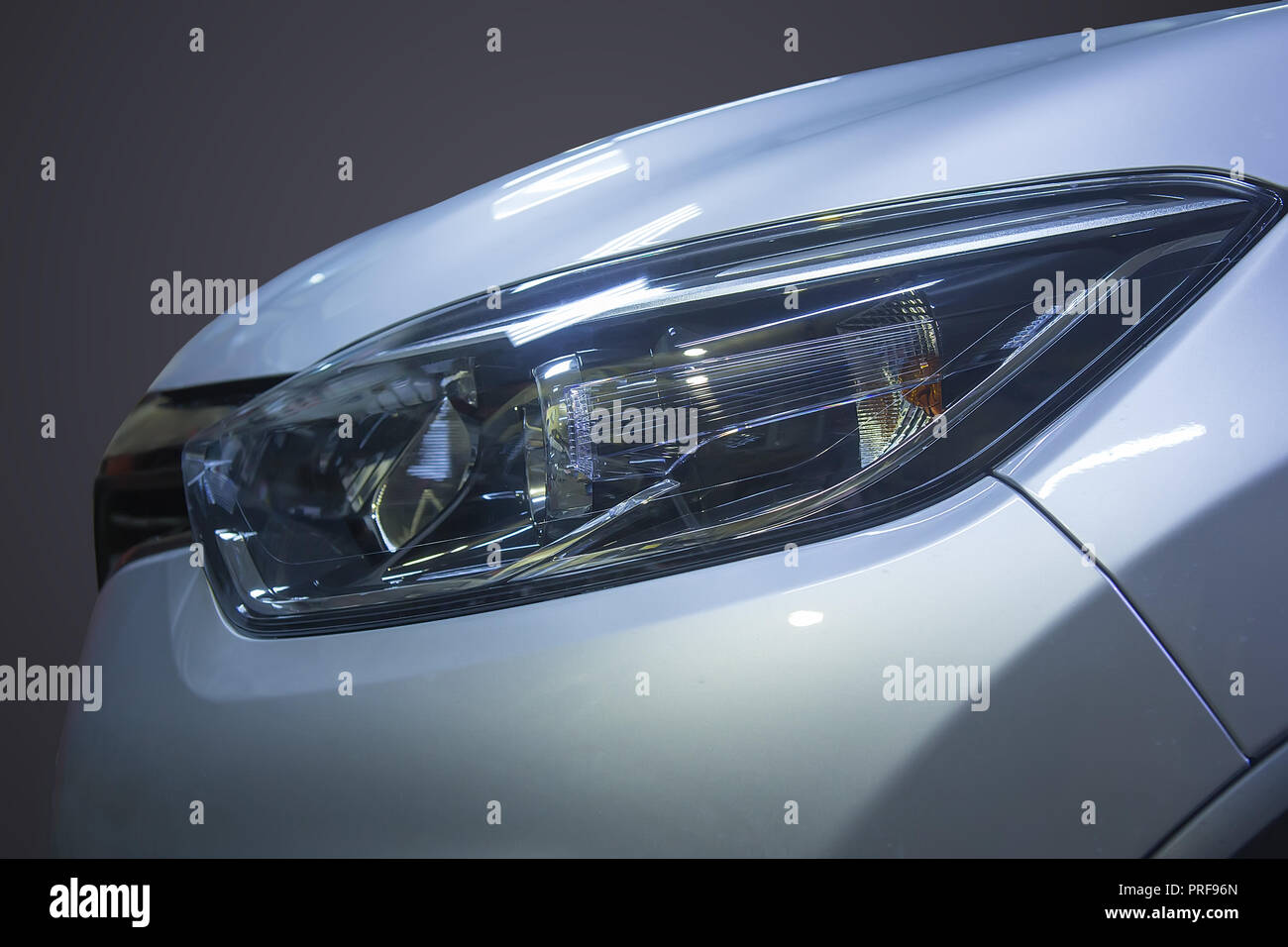 Il faro di moderne auto di prestigio da vicino Foto Stock