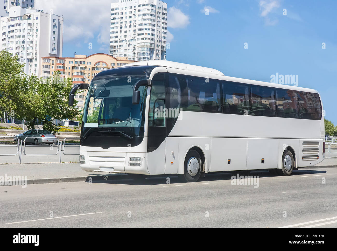 Autobus turistico si sta spostando verso il basso le strade della città Foto Stock