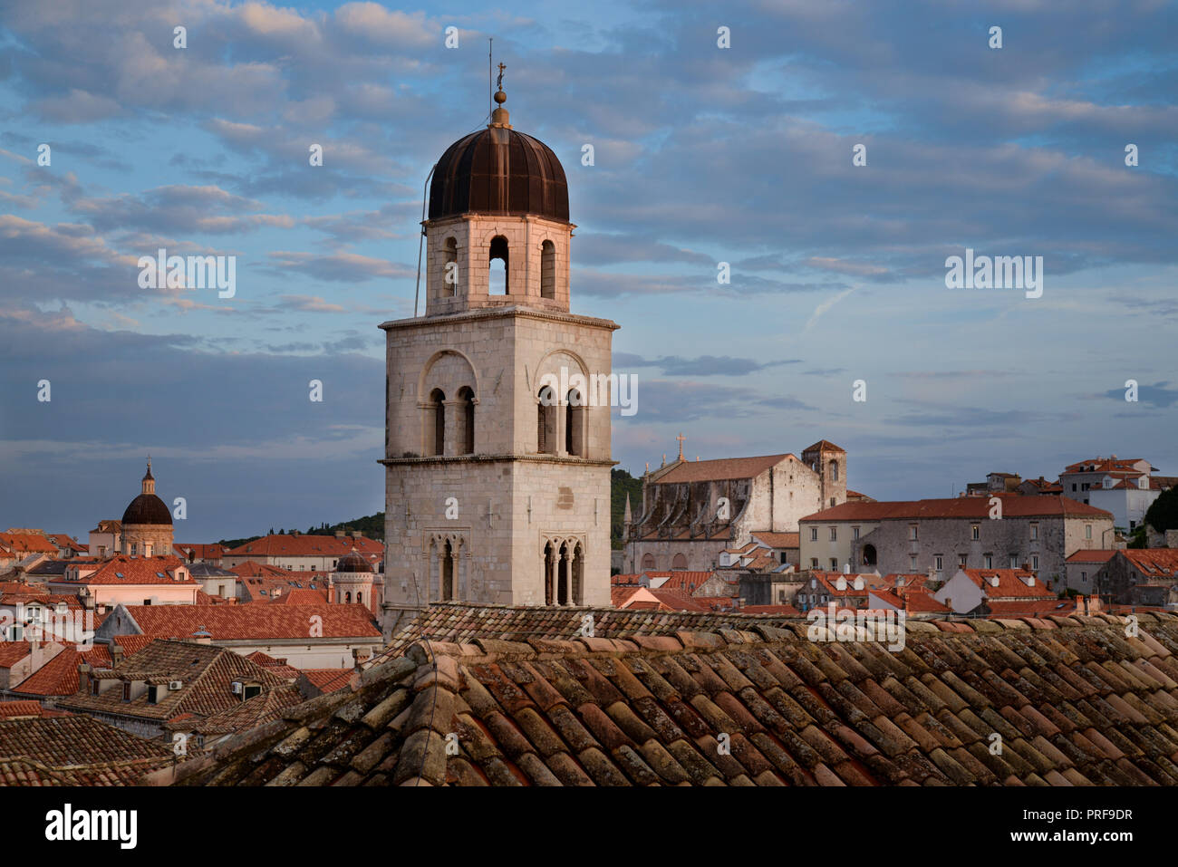 La torre campanaria del convento francescano di san Ignazio Chiesa al di là, la Città Vecchia di Dubrovnik, Croazia Foto Stock