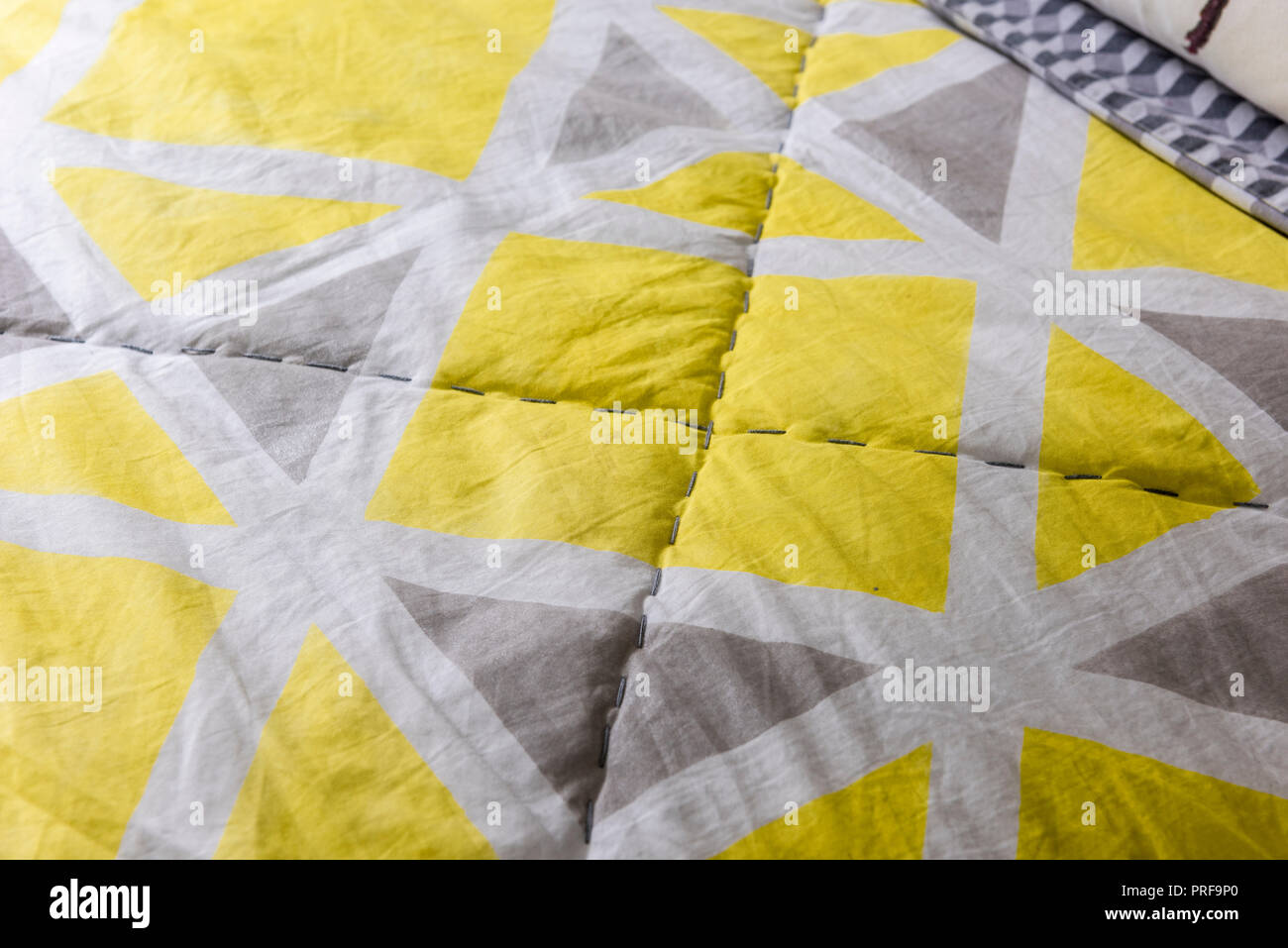 Giallo e grigio geometrico coperchio letto Foto Stock