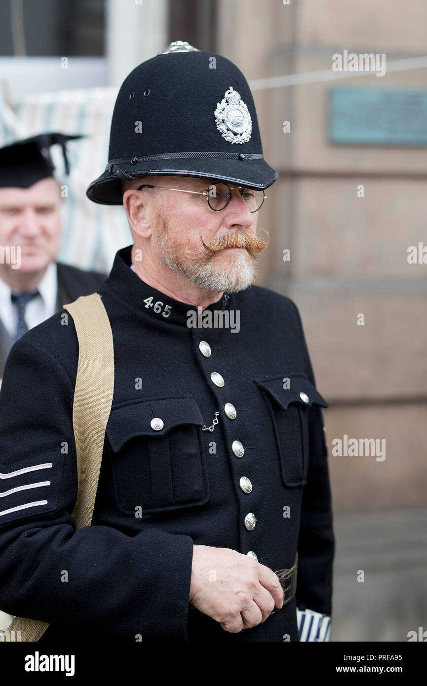 Uomo vestito da poliziotto al 2018 Welshpool 1940's Weekend Foto Stock