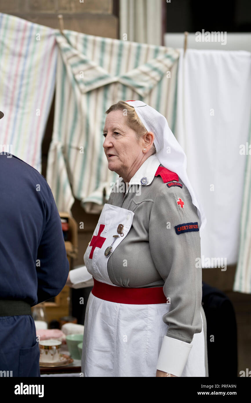 Ri-enactor negli anni quaranta infermieri uniforme al Welshpool 1940's Weekend 2018 Foto Stock