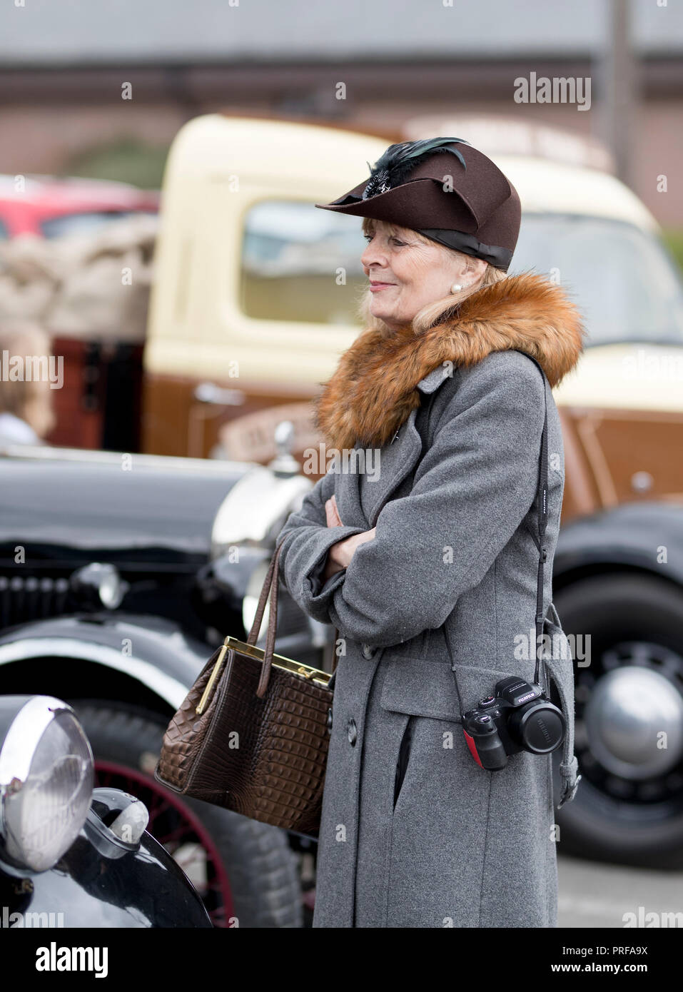 Signora indossando 1940s fashion a Welshpool 1940s Weekend,2018 Foto Stock