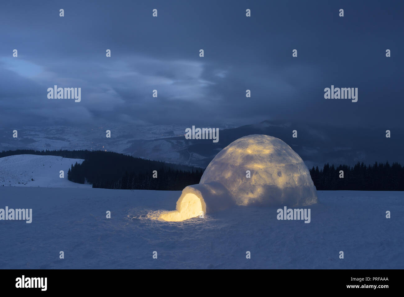 Snow igloo. Inverno in montagna. Paesaggio di sera con un riparo per i turisti estreme. Avventura all'aperto Foto Stock