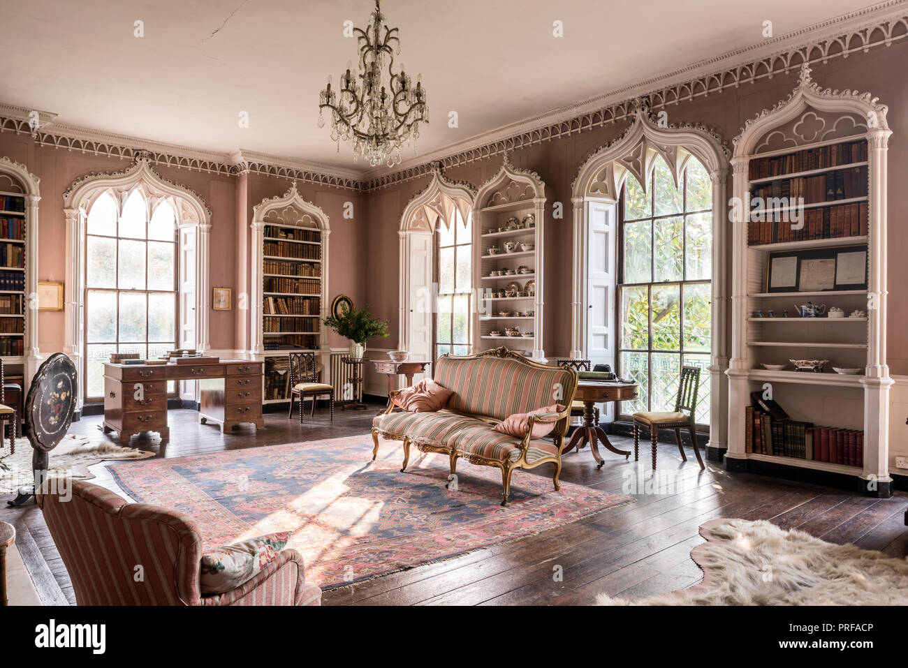 Piatti decorativi su bianco scaffalatura a windows di fragole in stile gotico Foto Stock