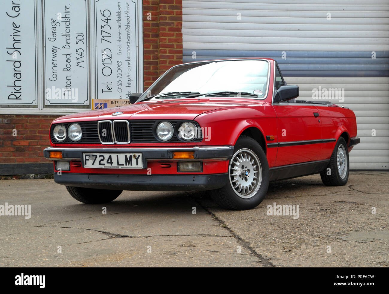 1989 BMW E30 forma 320i Cabrio tedesco moderno classico auto Foto Stock