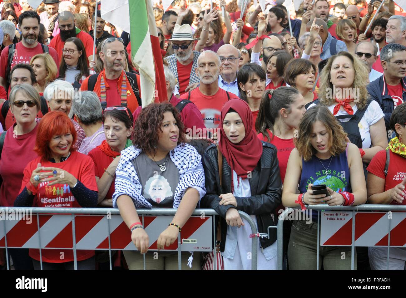 Milano, 30 settembre 2018, 'T-shirt rossa' dimostrazione organizzata da ANPI (Associazione Nazionale dei partigiani italiani) e altri gruppi della società civile. 25 mila in piazza del Duomo con il motto "Zero" di intolleranza contro il fascismo in salita e i criteri di sicurezza del governo e Ministro degli interni di Salvini Foto Stock