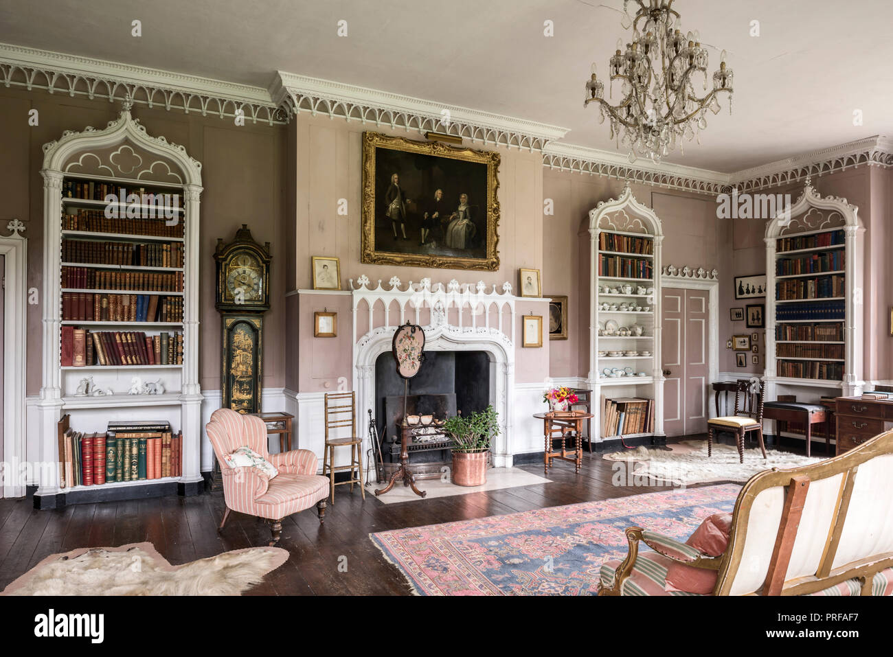 Srawberry Hill libreria gotica con il ritratto del XVIII secolo da Joseph Highmore Foto Stock
