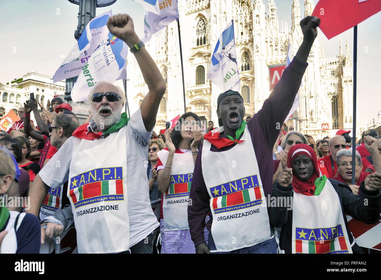 Milano, 30 settembre 2018, 'T-shirt rossa' dimostrazione organizzata da ANPI (Associazione Nazionale dei partigiani italiani) e altri gruppi della società civile. 25 mila in piazza del Duomo con il motto "Zero" di intolleranza contro il fascismo in salita e i criteri di sicurezza del governo e Ministro degli interni di Salvini Foto Stock