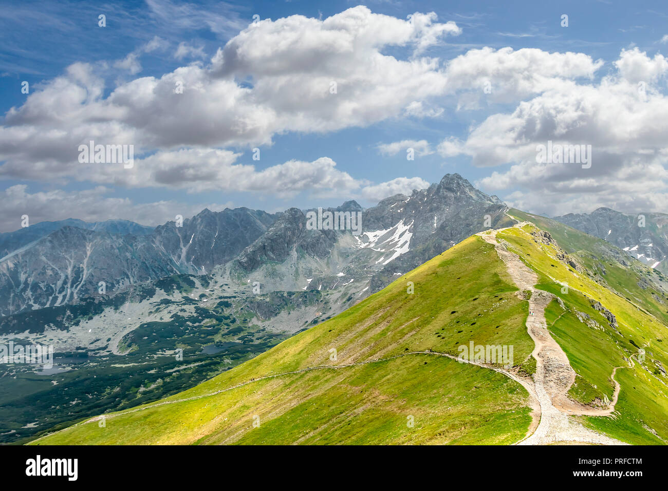 Vista degli Alti Tatra vicino a Popradske Pleso, Slovacchia dal monte Kasprowy Wierch a Zakopane, Polonia Foto Stock